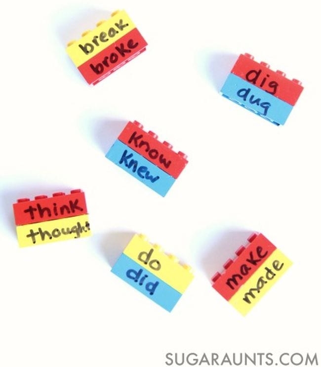 Ladrillos de Lego marcados con verbos irregulares en tiempo presente y pasado
