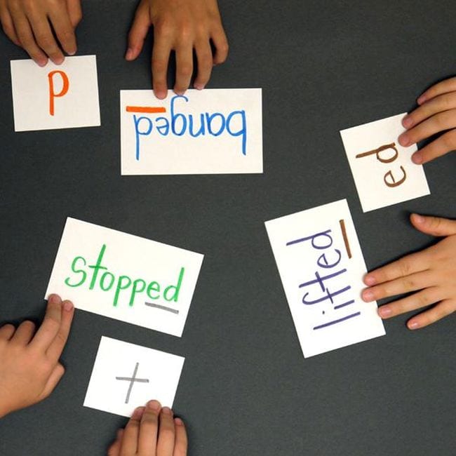 Los estudiantes unen tarjetas con verbos en tiempo pasado con la pronunciación adecuada