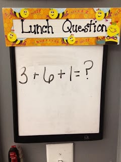 Venta de boletos: "Preguntas sobre el almuerzo" escritas en la pizarra con 3+6+1=?