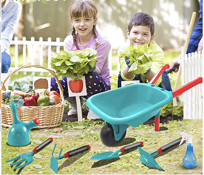 Dos niños con herramientas de jardín.