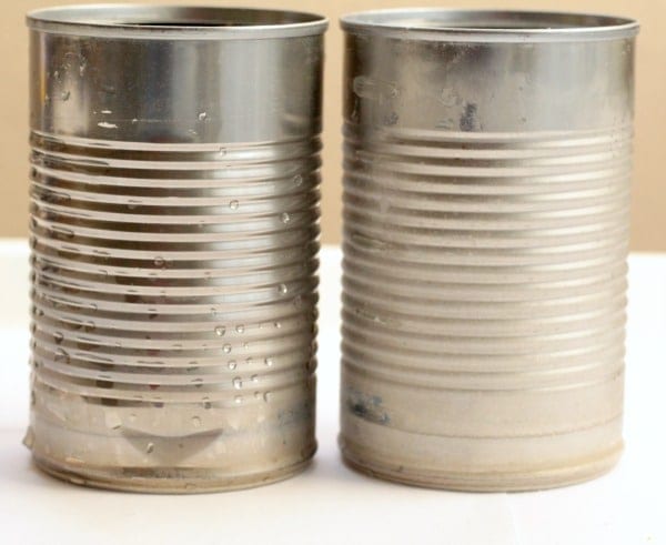 Dos latas de metal esmerilado con condensación en el exterior (experimento científico de invierno)