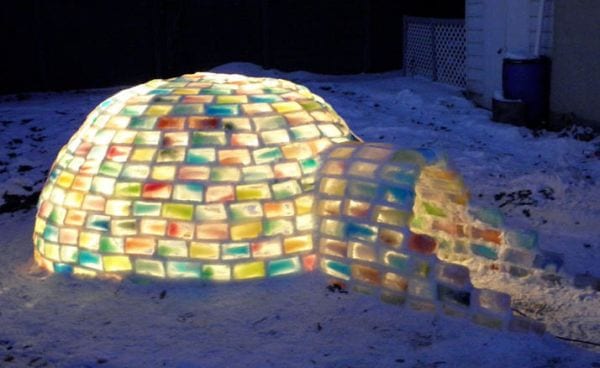 El iglú está construido con bloques de hielo e iluminado desde el interior.