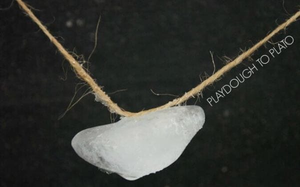 Una cuerda con cubitos de hielo (experimento científico de invierno)