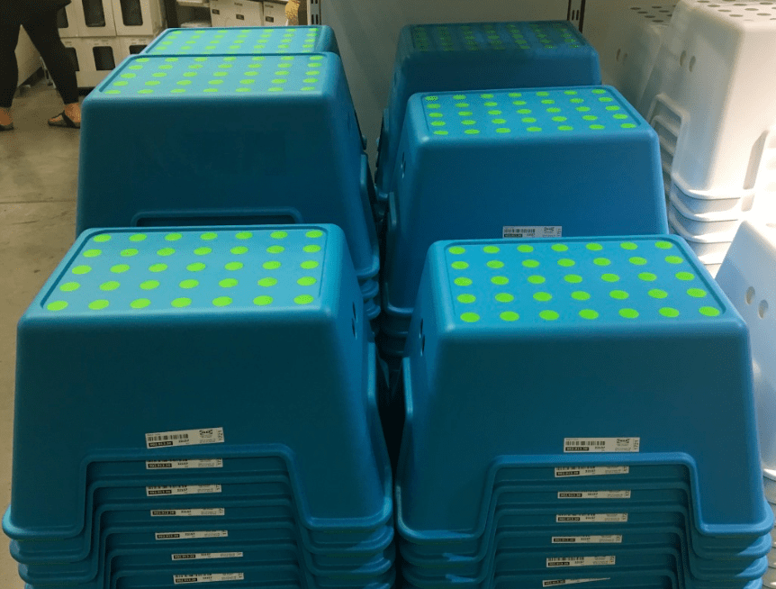Pilas de taburetes de paso azul y verde brillante