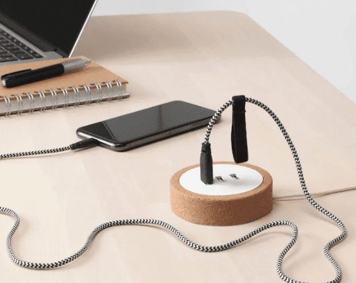 Cargador USB de escritorio en el escritorio con el teléfono conectado