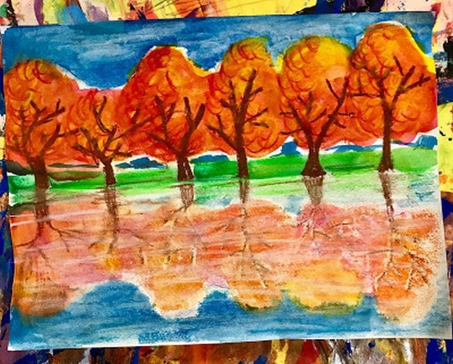 Pintura de árboles de otoño reflejada en el agua.