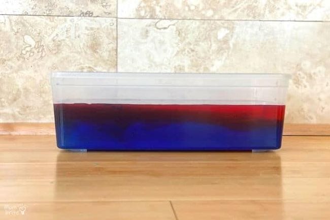 Cubos de plástico de agua coloreada con rojo arriba y azul abajo