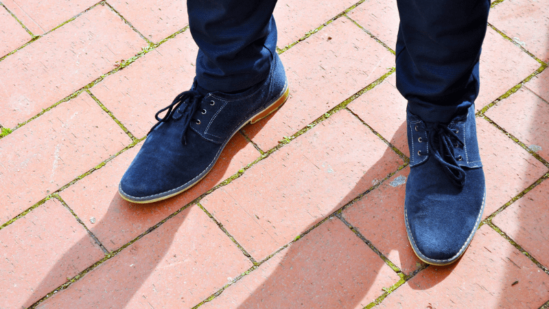 Zapatos de hombre de ante azul en el paseo marítimo - foto de stock