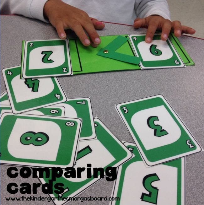 Estudiantes de matemáticas de primer grado comparan tarjetas UNO con símbolos mayores o menores ajustables