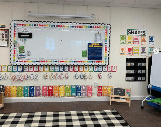 Los colores primarios conforman la decoración de este salón de clases