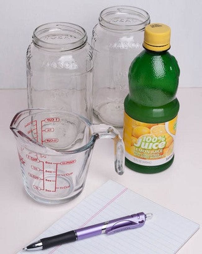 Vasos medidores de vidrio, jarras y botellas de limonada (campaña de cambio climático)