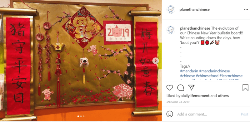 Tablón de anuncios rojo y dorado decorado para el Año Nuevo chino
