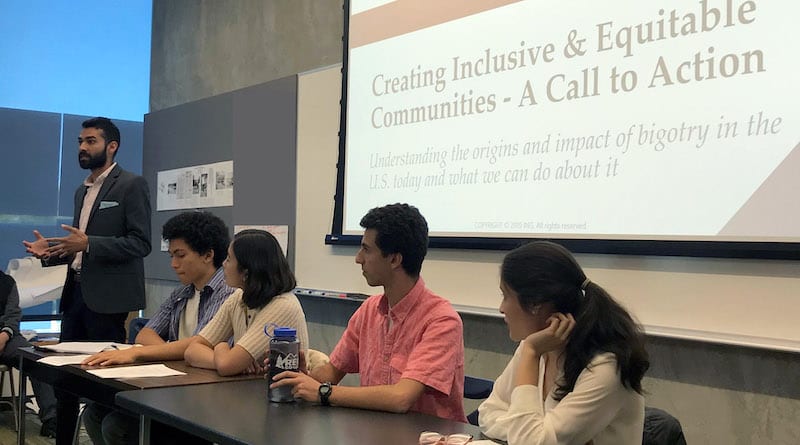 5 personas participan en un panel de discusión sobre la creación de una comunidad inclusiva