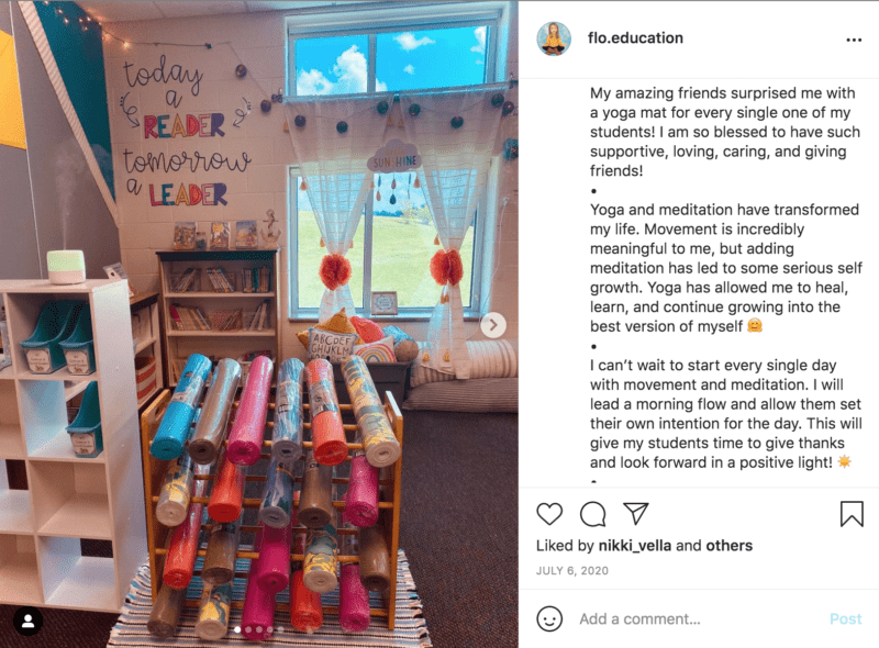 Una maestra publicó una foto de su salón de clases "Yoga Corner" en Instagram. Hay una fila de colchonetas de yoga y citas de atención plena en la pared.