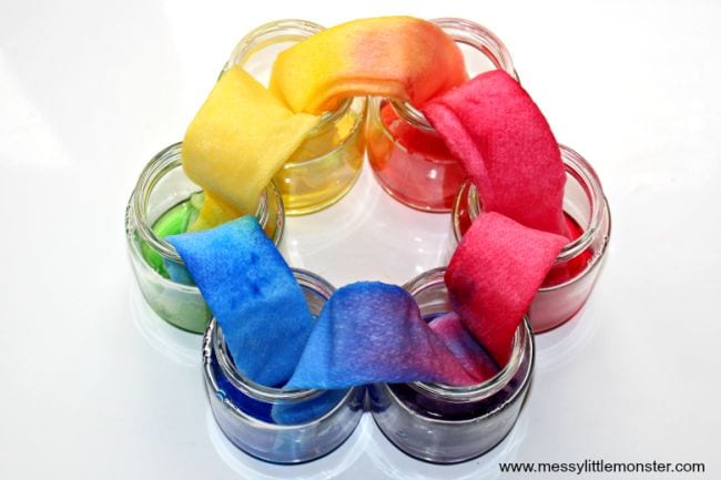 Jarras coloridas en círculo con toallas de papel de una a otra