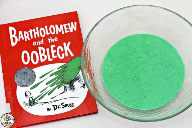 Libro de Bartholomew y Oobleck junto a un tazón de líquido verde espeso
