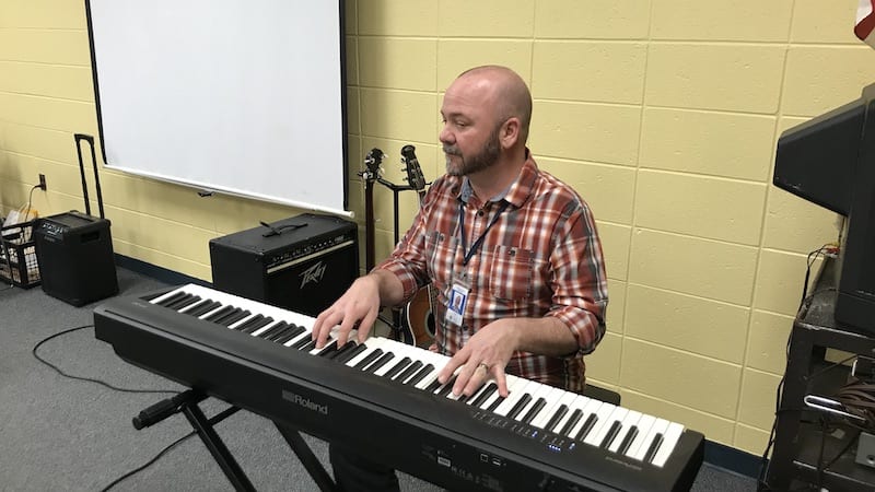 Profesor de música toca el teclado como parte del programa Carnegie Hall Music Explorers